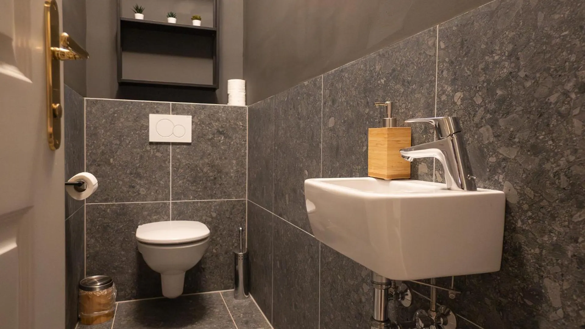 Spacious 3Br Escape With Sauna And Billiard In The City Center Apartment
