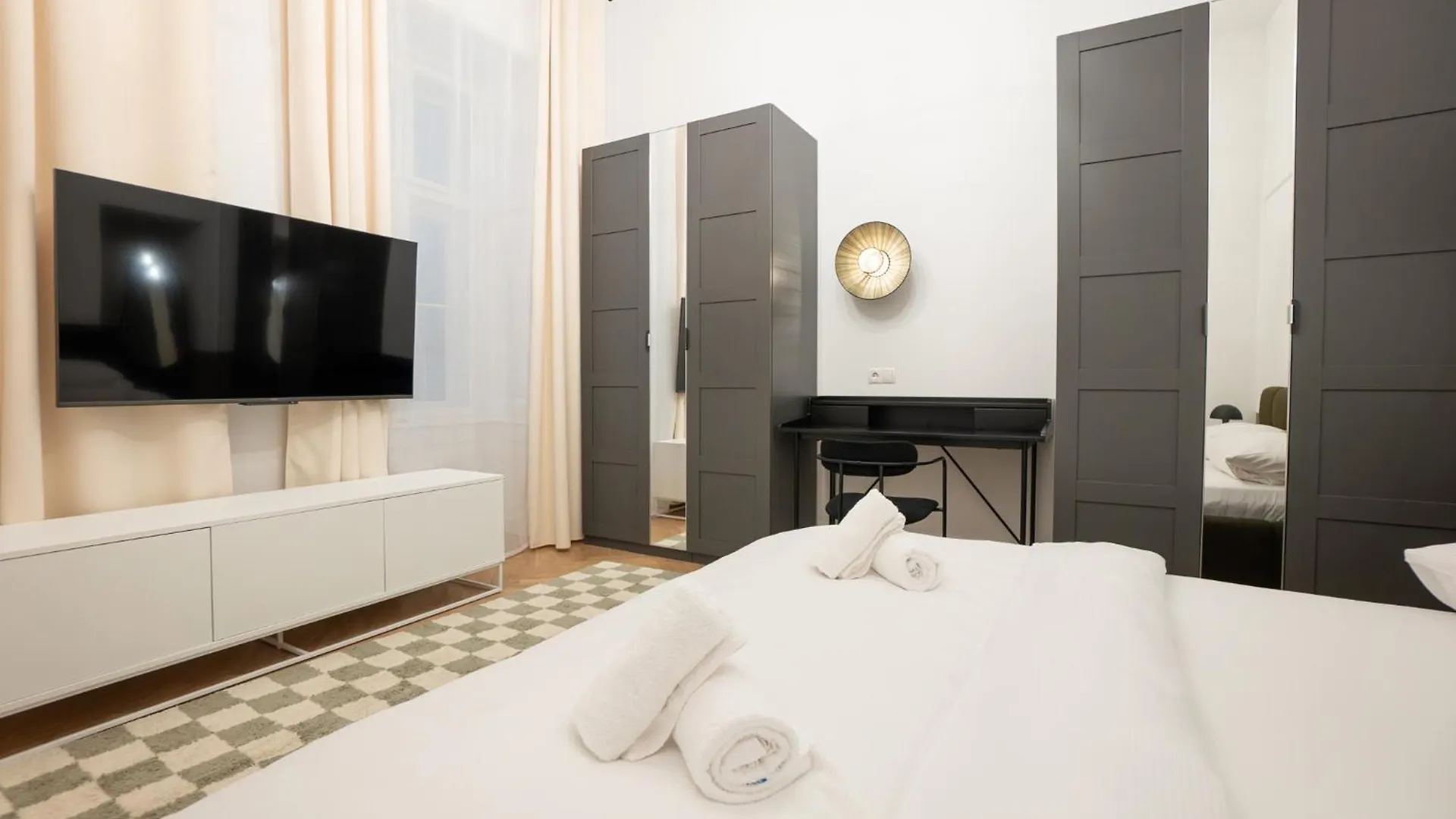Apartment Spacious 3Br Escape With Sauna And Billiard In The City Center Austria