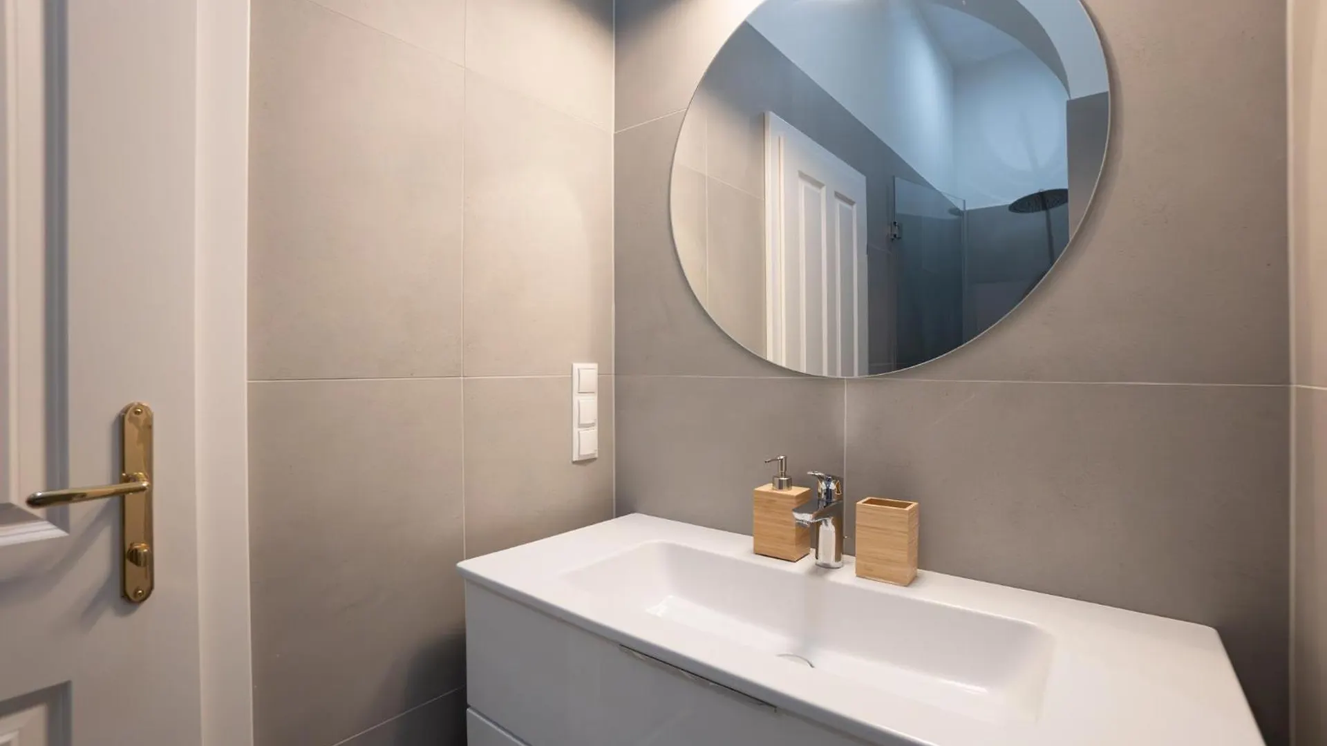 Apartment Spacious 3Br Escape With Sauna And Billiard In The City Center